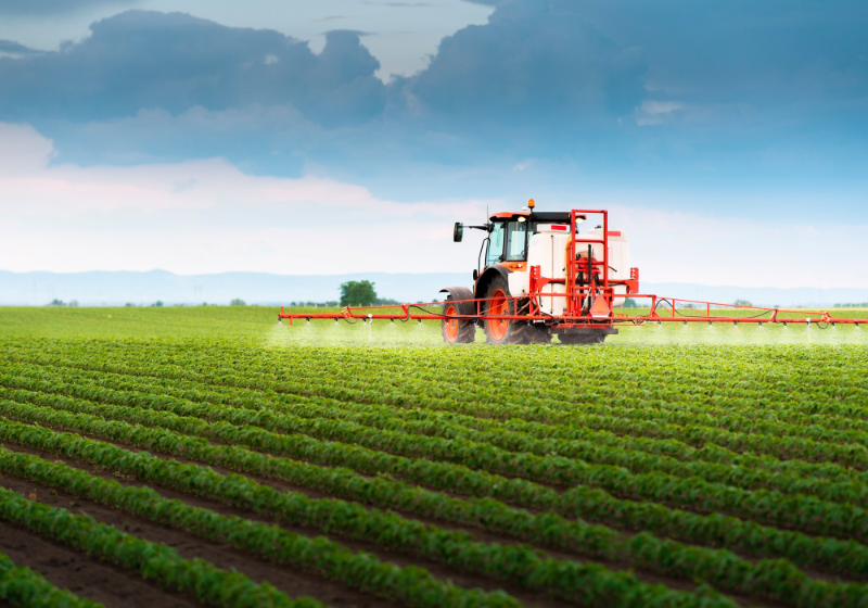 pulverizadora agrícola em plantação e céu azul