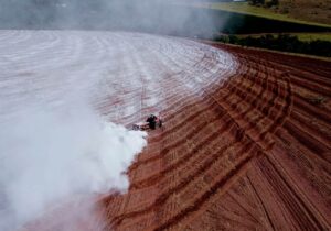 Terra com calcário aplicado